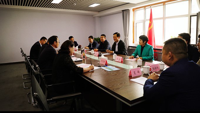 崇信县县委书记王锦一行到访开云足球